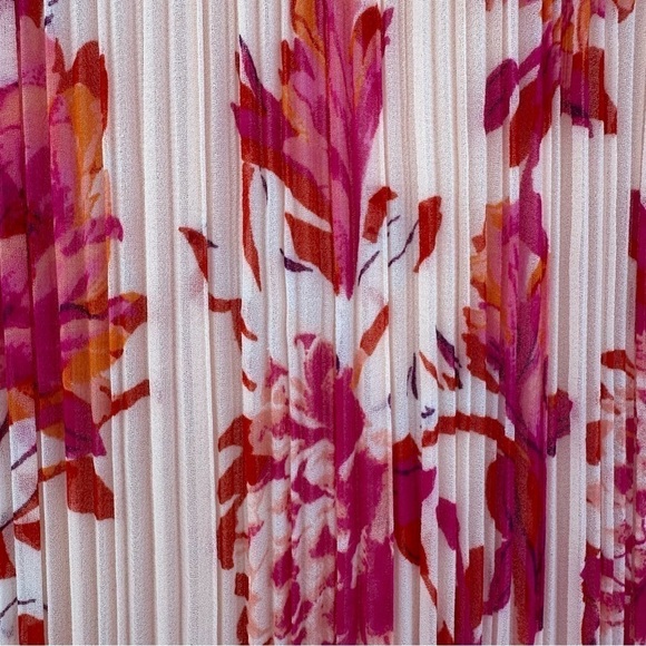 Halogen Sleeveless Pleated Top in Pink Sheer Meadow Floral, Medium - Picture 4 of 9